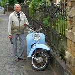 Als Kind brachte mir mein großartiger Opi auf einem ähnlichen Motorroller das Fahren bei 🤗 (Foto von 2006, 81 Jahre jung) CIMG2292_718.jpg